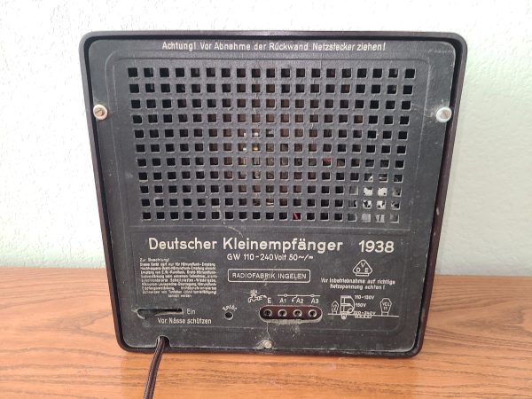 Deutscher Kleinempfänger radio back cover with German instructions