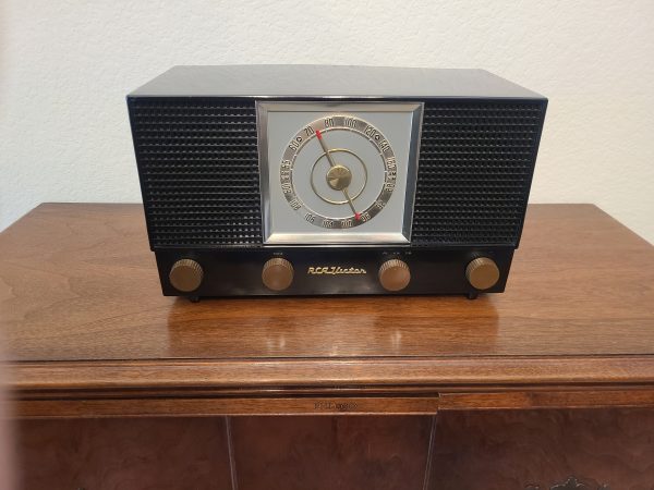 Vintage RCA Victor radio front