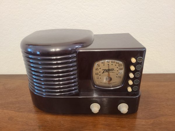 Zenith 5R312 Radio in very really good condition