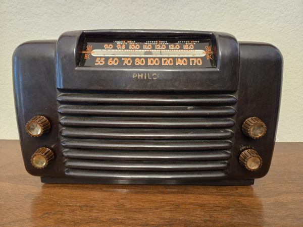 Restored Philco 48-464 Bakelite Radio in Good Condition